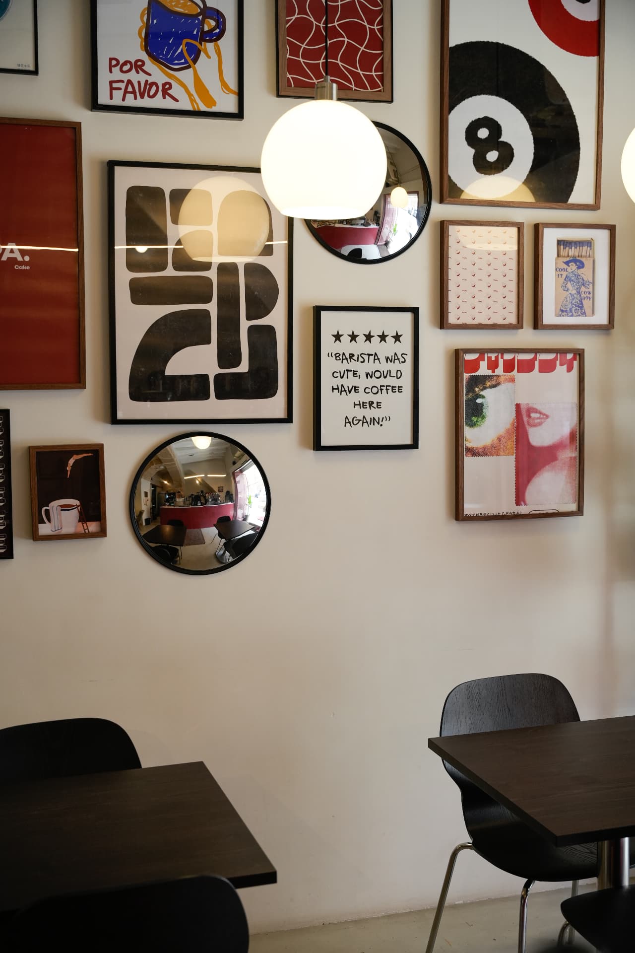 Pared con cuadros y espejos