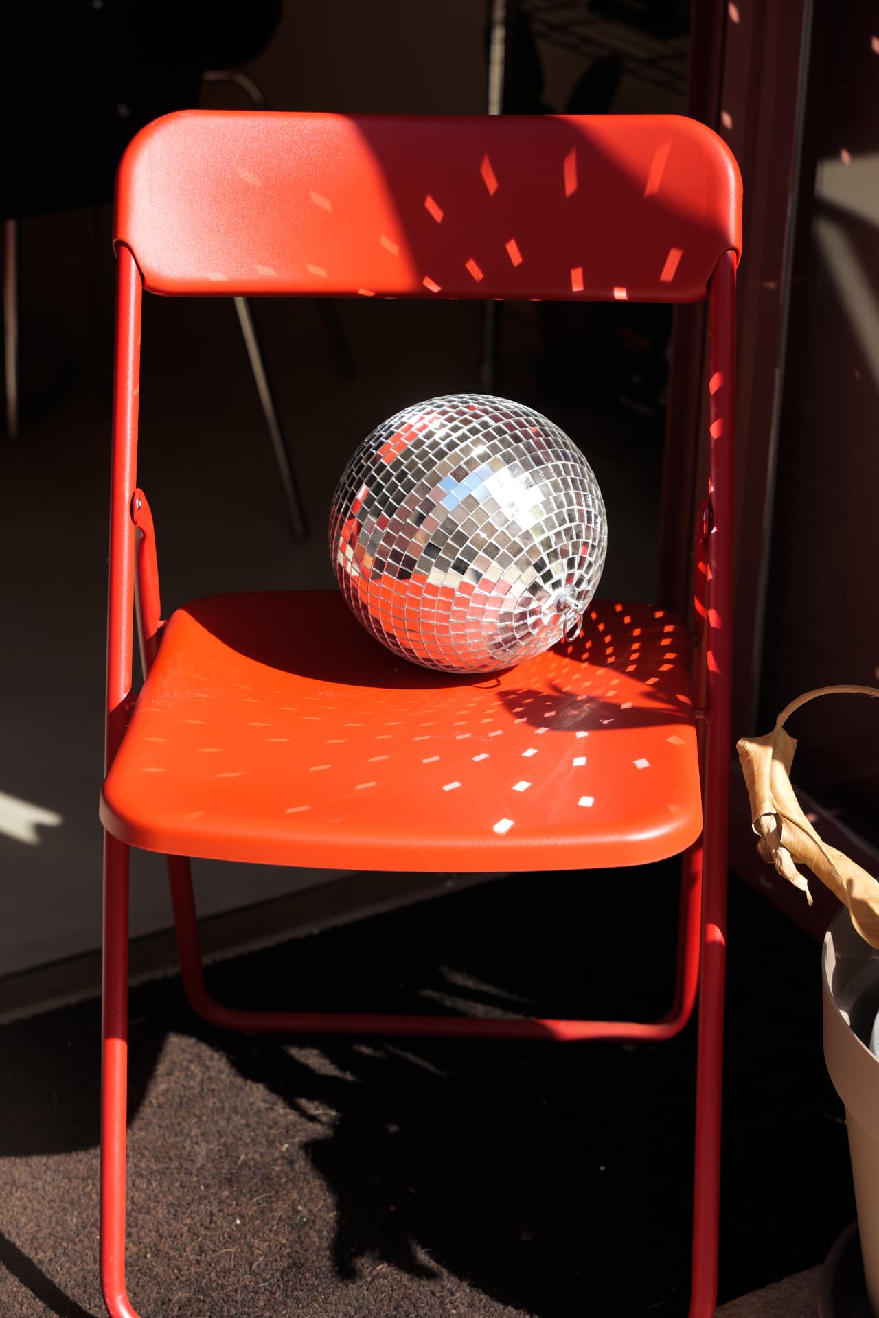 Bola de discoteca sobre silla roja