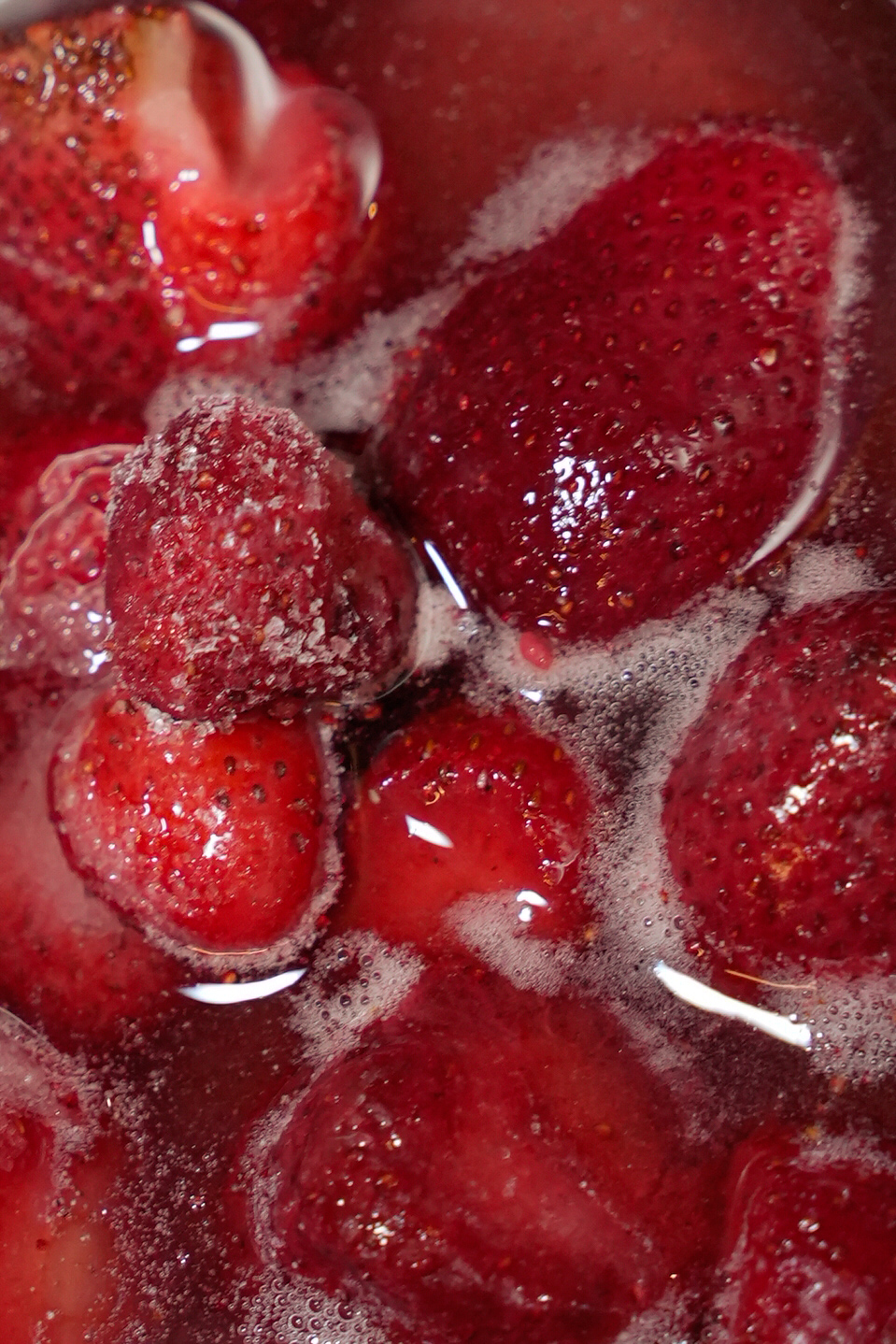Sirope casero de fresa con fruta fresca
