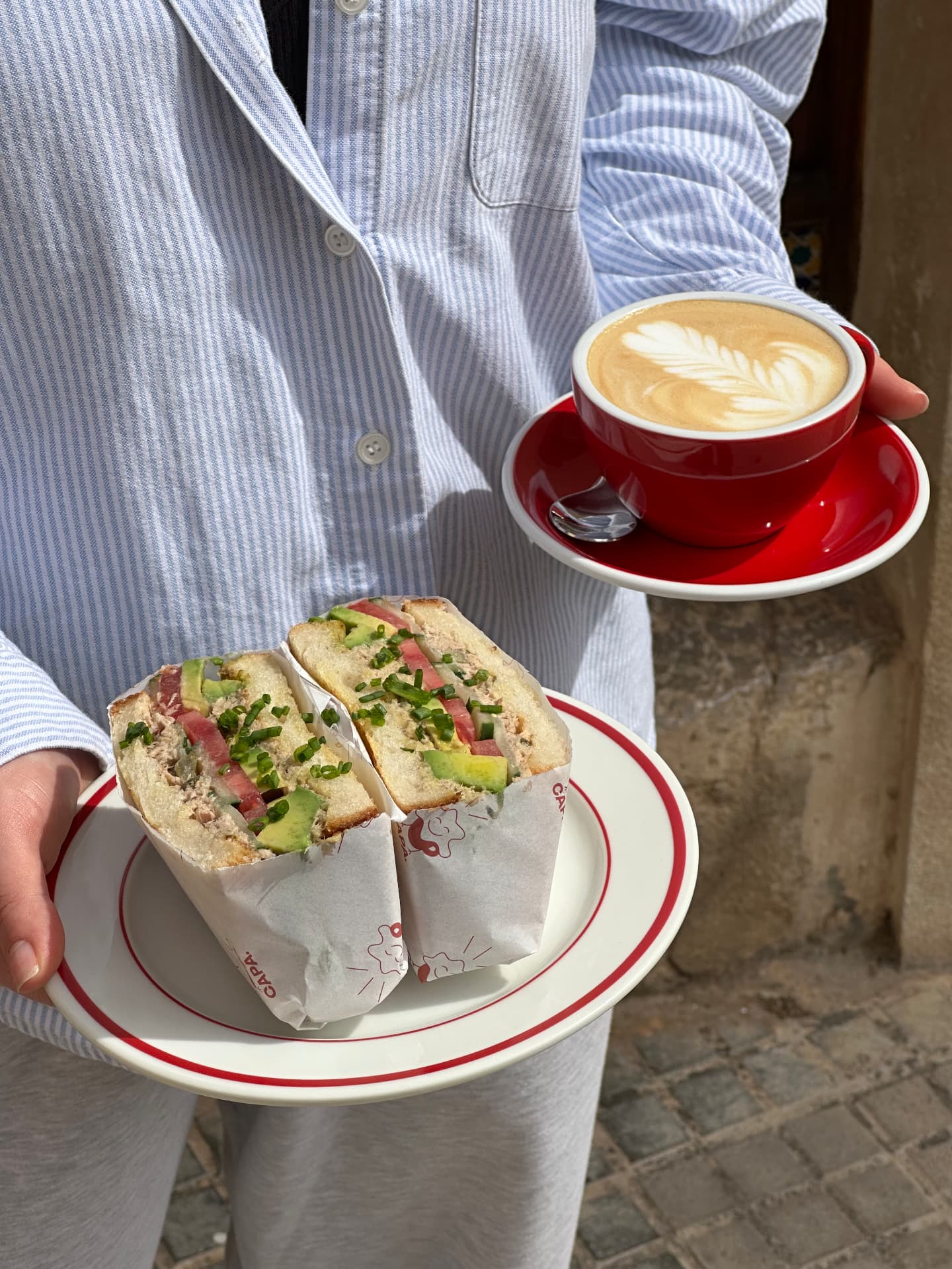 Bocadillo y cappuccino servidos en CAPA