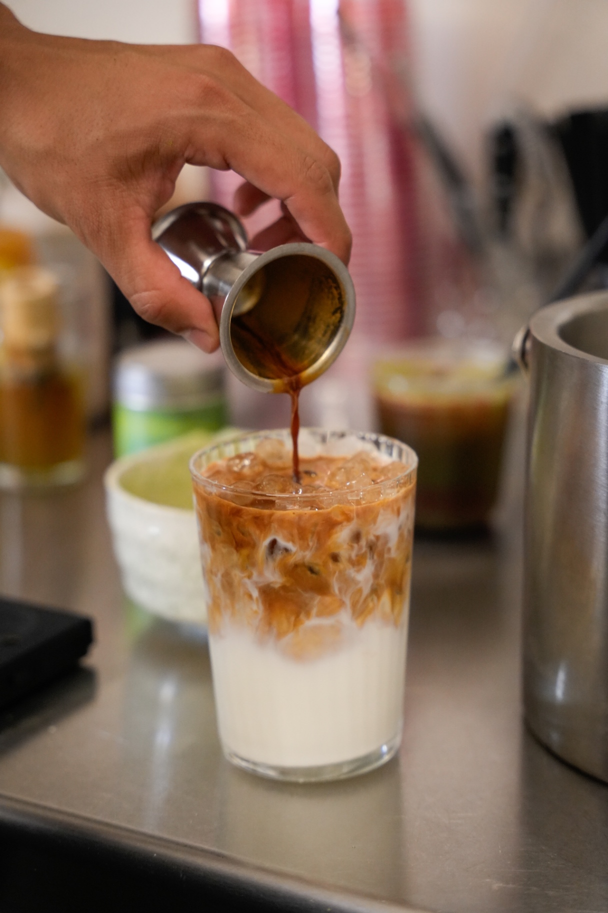 Barista sirviendo un iced latte