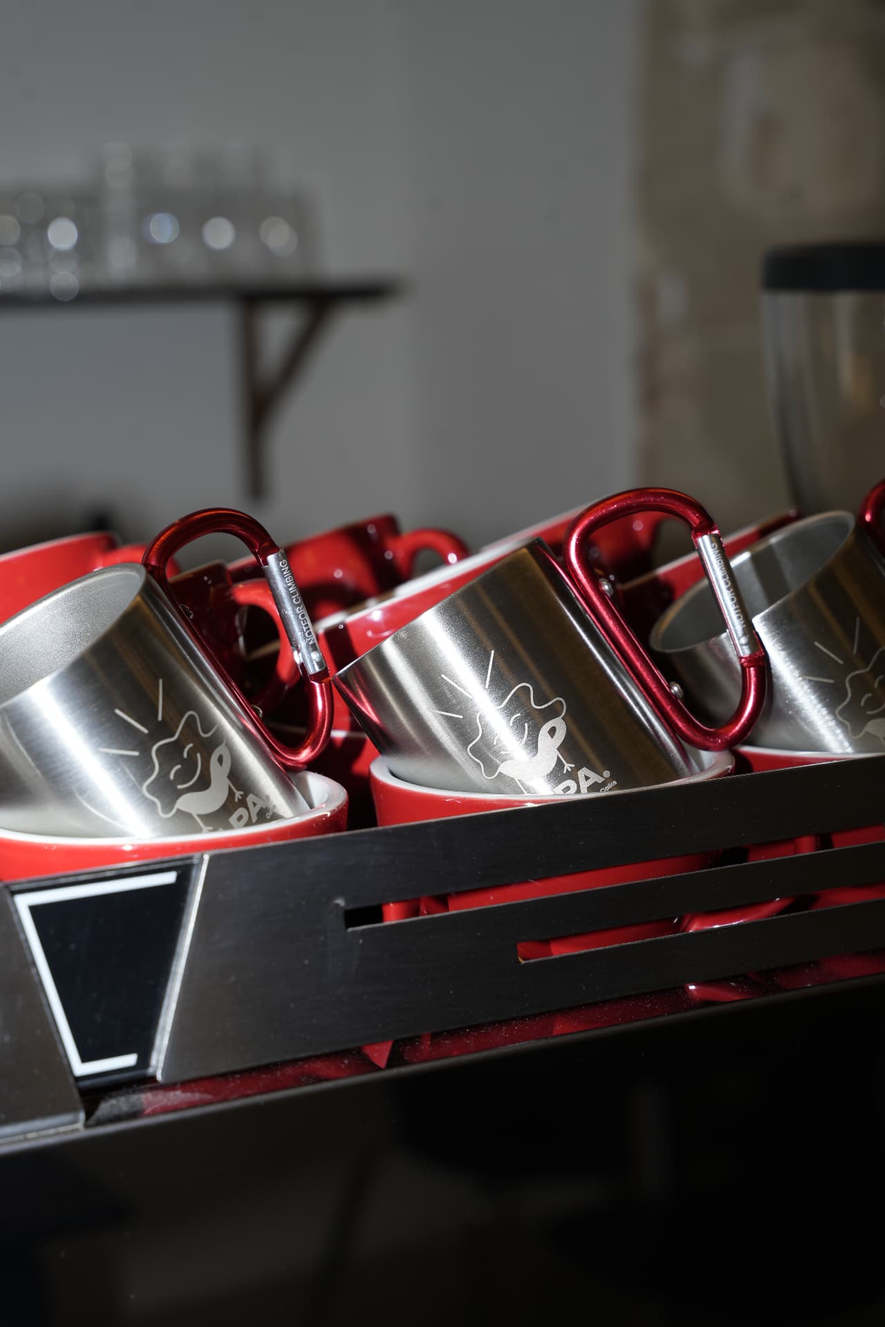 Tazas metálicas con el logo de CAPA en bandeja