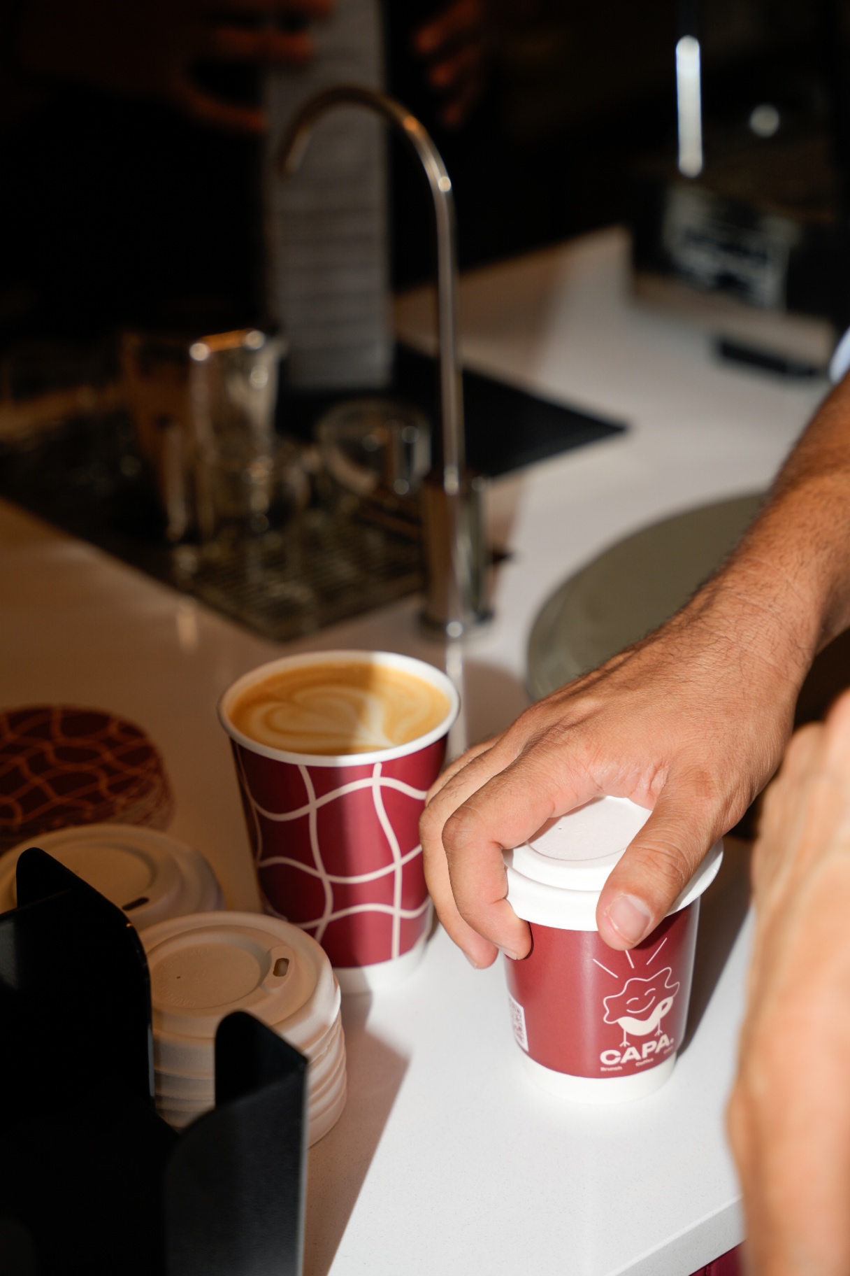 Flat white en vaso rojo CAPA