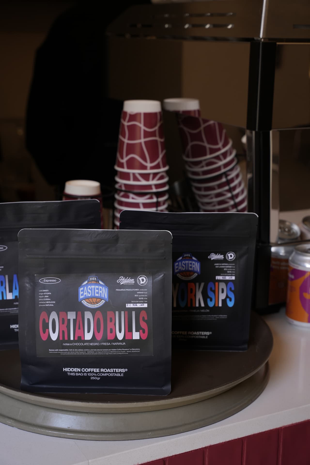 Cafés de especialidad de Hidden Coffee Roasters en barra