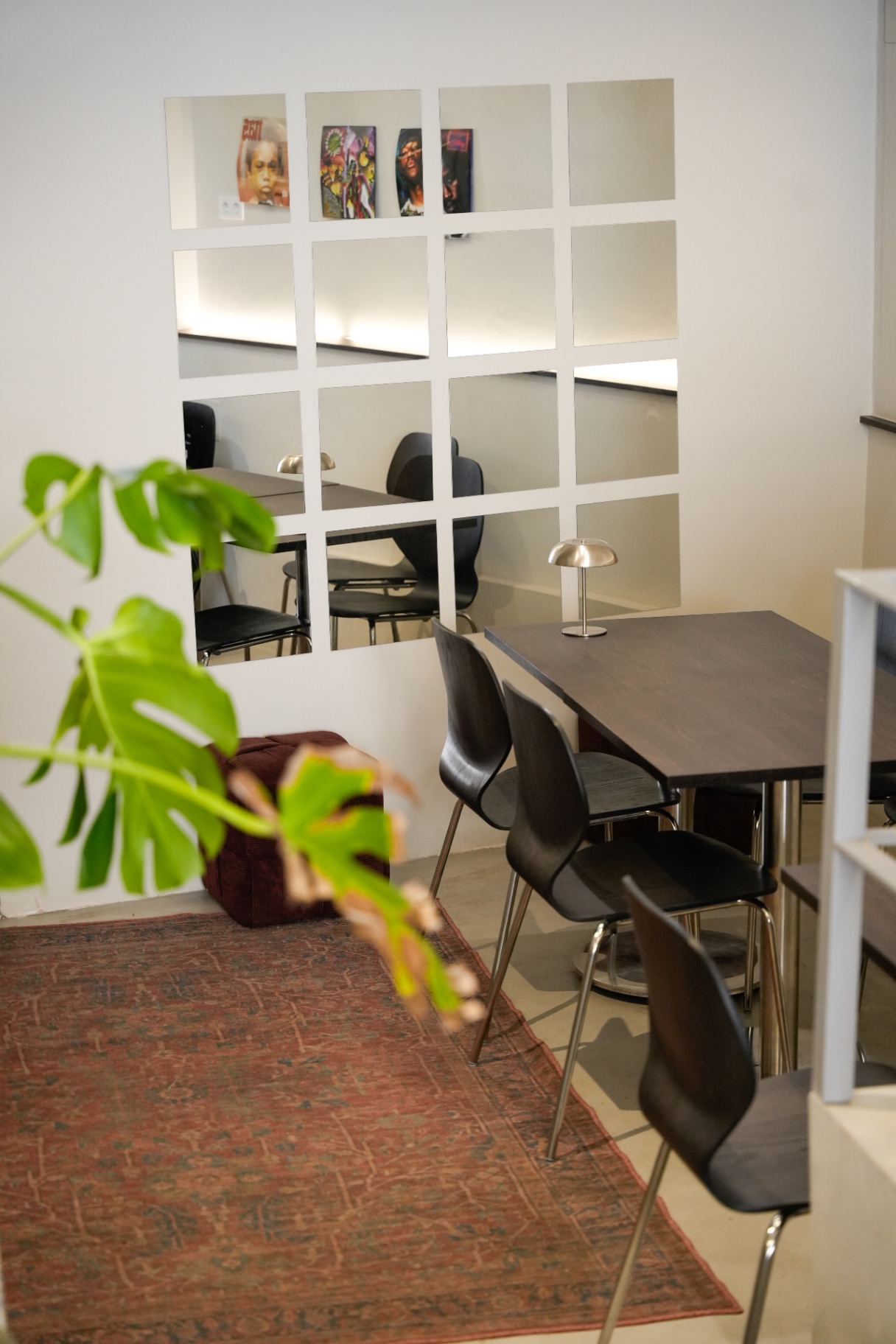 Sala interior con espejos y mesa