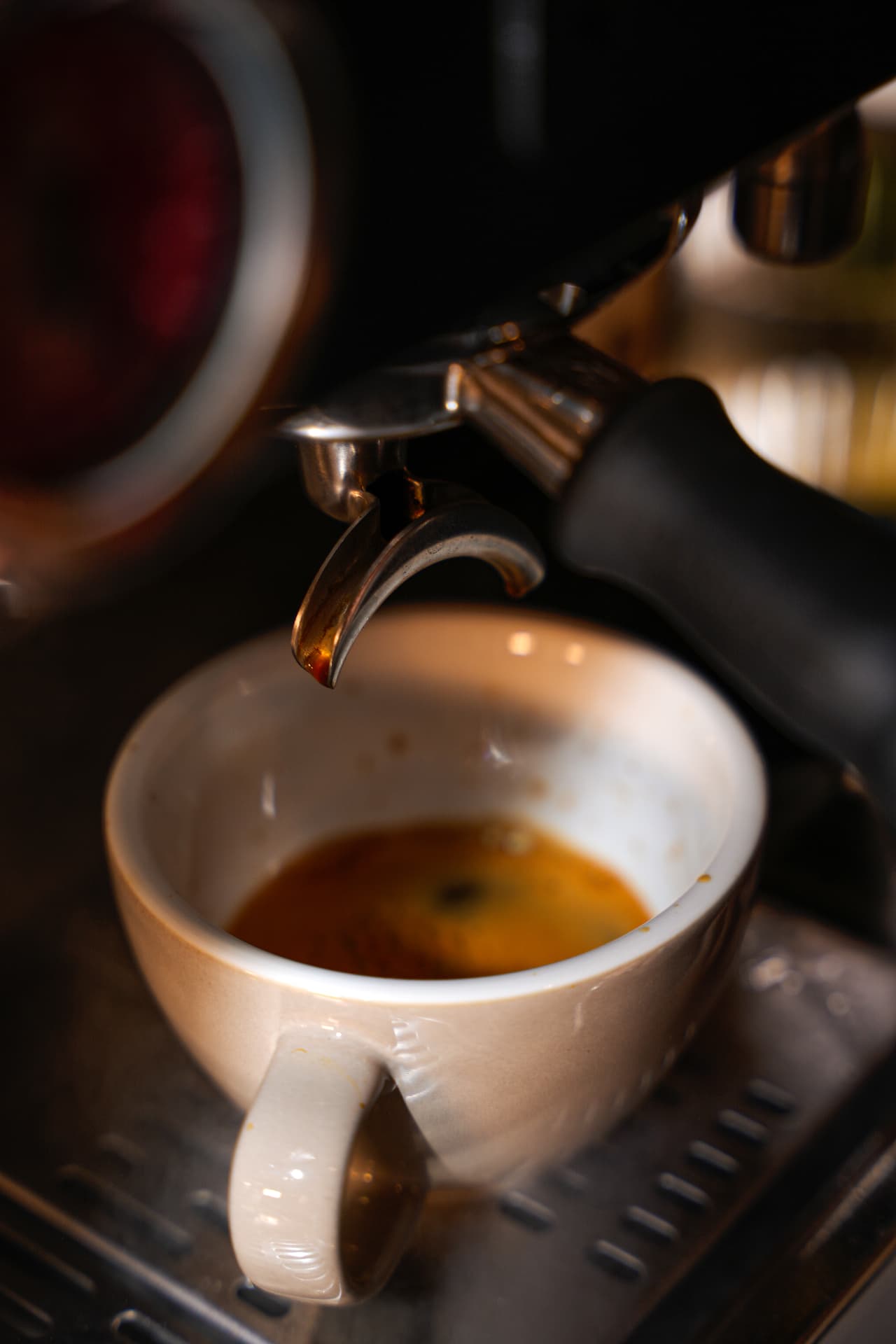 Espresso cayendo en taza CAPA