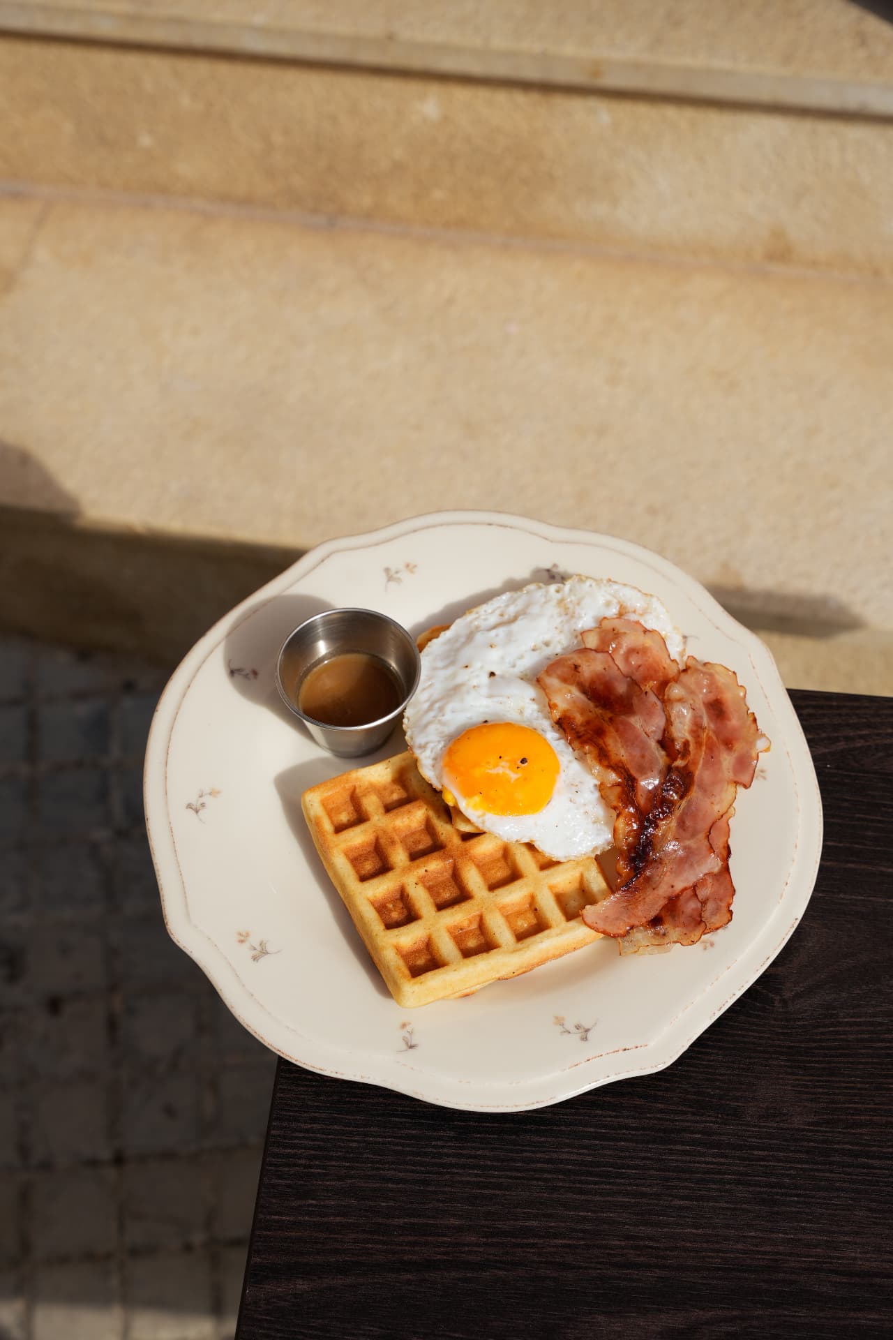 Waffle con huevo y bacon